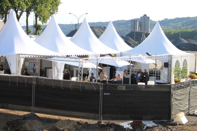 Location a Rouen de tentes pour l'espace Région avec terrasse et mobilier.